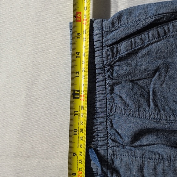 GAP Bermuda Women's Shorts Size Medium - Picture 5 of 5